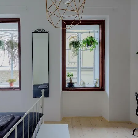 Central Garden Studio Apartment *